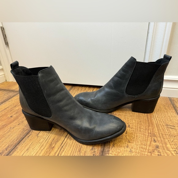 Navy blue faux leather bootie. Size women’s 10 US (40EU) - Picture 2 of 4